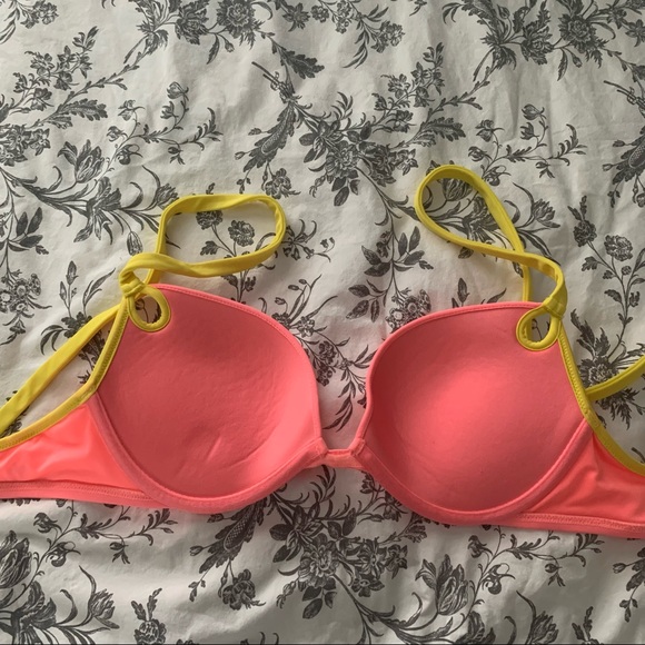 34C Victoria Secret Bikini - Picture 2 of 3